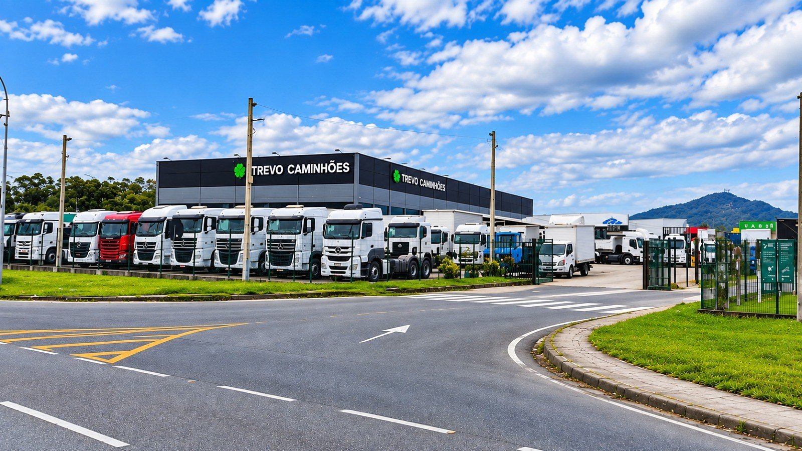 Sede da Trevo Caminhões, na BR-101, em Itajaí - SC, com a fachada TREVO CAMINHÕES e a frota de caminhões alinhada no pátio